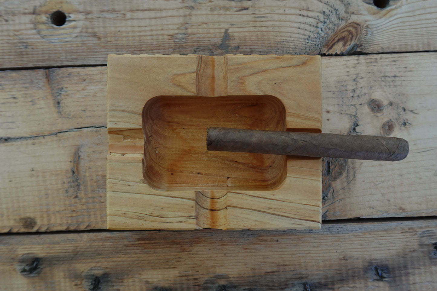 White Cedar 4 Slot Cigar Ashtray 39202WC2
