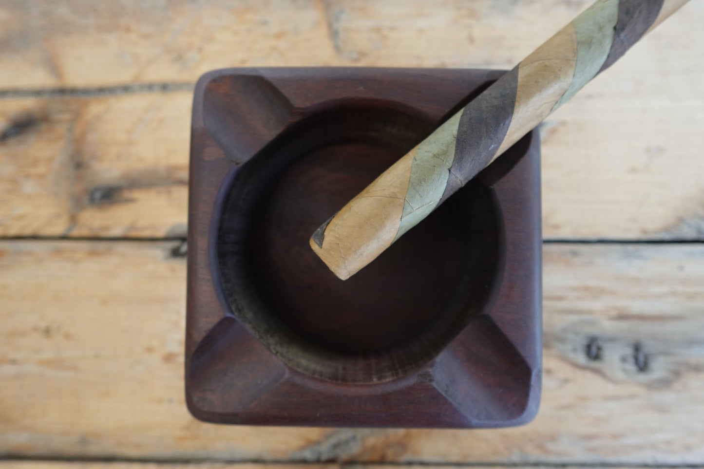 9102025IPE3F4 Brazilian IPE 4 Finger Cigar Ashtray