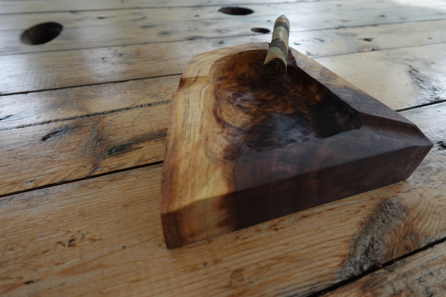 Indiana Walnut Natural Edge Cigar Adhtray
