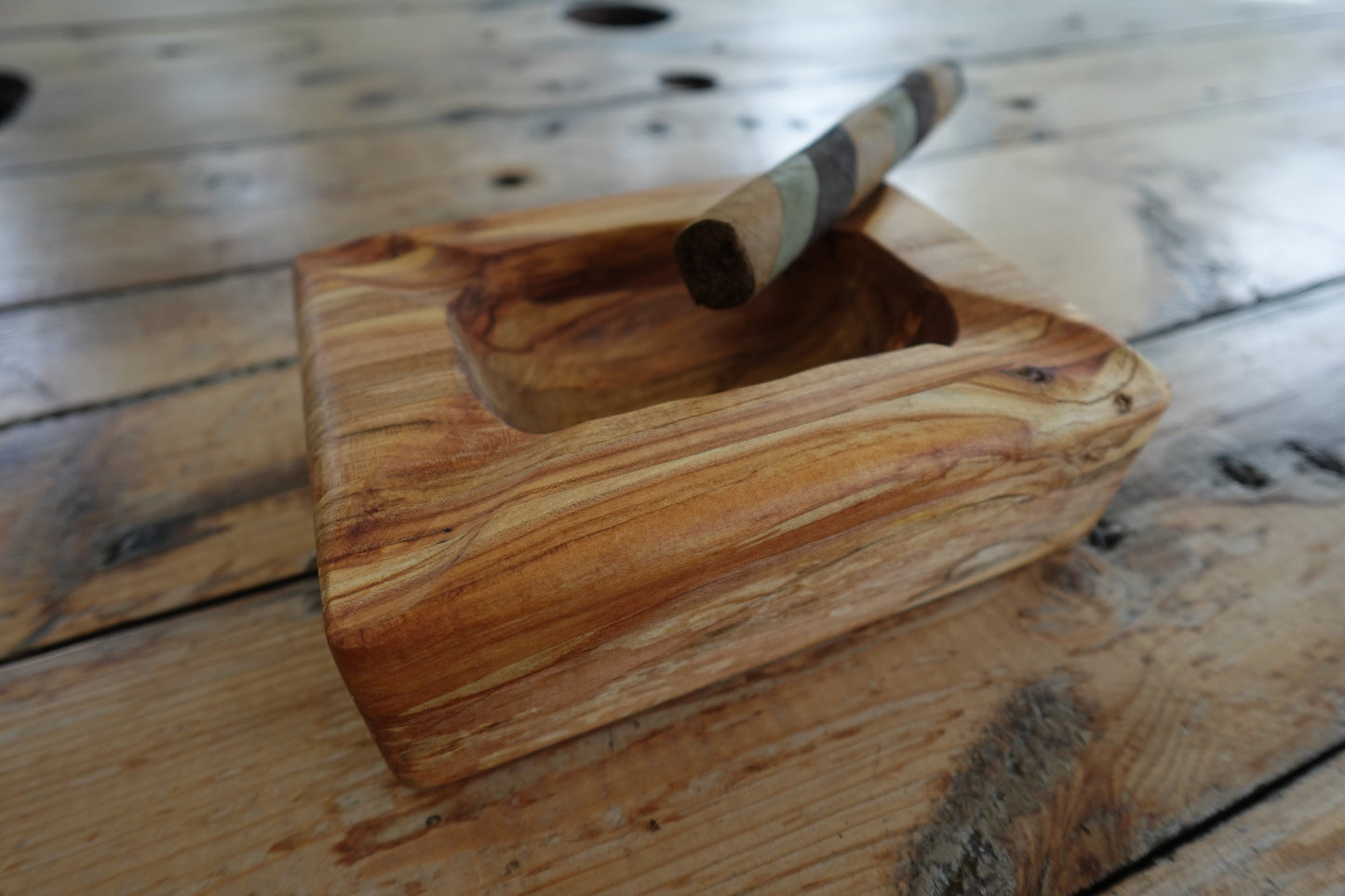 Beautiful Indiana Ambrosia Maple Four Finger Cigar Ashtray 8212025MS14F